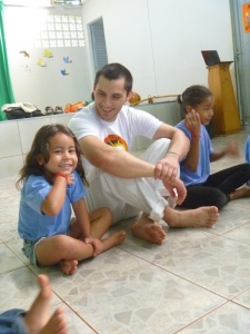 Grande helping teach a class in Goio-ere at a community center.